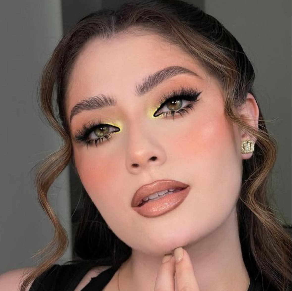 Glow makeup con ojos resaltados